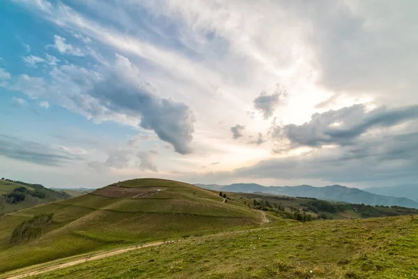  Ağaçlı güzel dağ manzarası ve bulutlu bir sabah gökyüzü, Dumesti, Salciua, Apuseni, Romanya