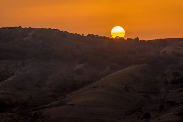 Bela Paisagem Grande Pôr Sol Sobre Silhueta Das Montanhas Vulcanii — Fotografia de Stock