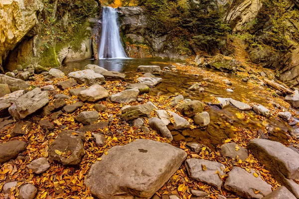 Langzeitbelichtung Des Schönen Pruncea Casoca Wasserfalls Mit Abgefallenen Blättern Einer — Stockfoto