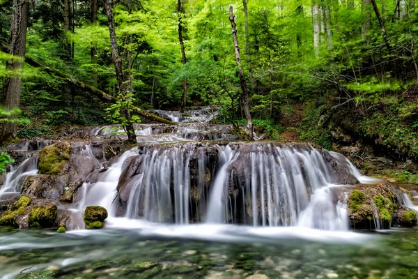 Dlouhá Expozice Krásného Vodopádu Zeleným Mechem Beusnita Cheile Nerei National — Stock fotografie