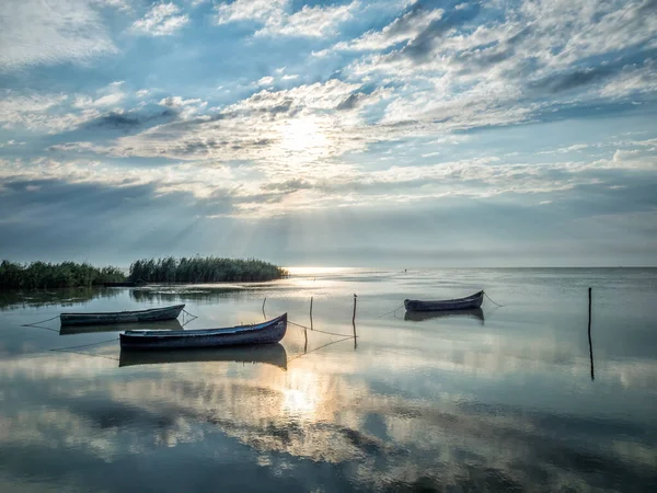 Vackert Morgonlandskap Med Båtar Sjön Vid Soluppgången Razelmsjön Sarichioi Rumänien — Stockfoto