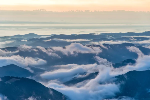 Bela Vista Montanha Com Nevoeiro Sobre Picos Nascer Sol Maciço — Fotografia de Stock