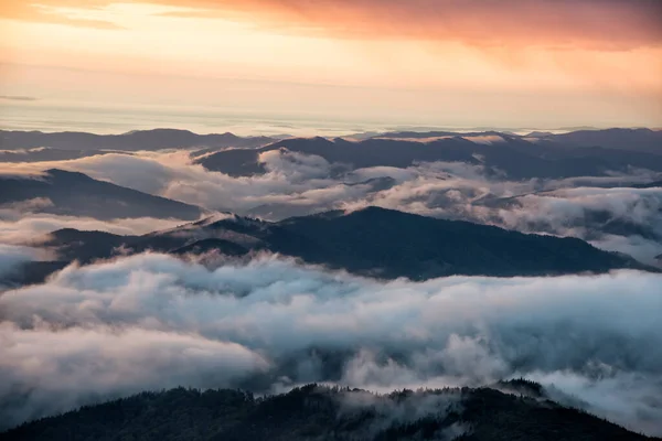 Bela Vista Montanha Com Nevoeiro Sobre Picos Nascer Sol Maciço — Fotografia de Stock