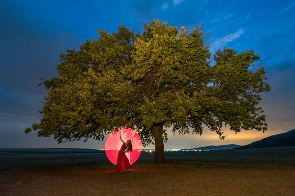 Meşe Ağacının Altında Kırmızı Elbiseli Güzel Bir Kız Işık Çemberi — Stok fotoğraf