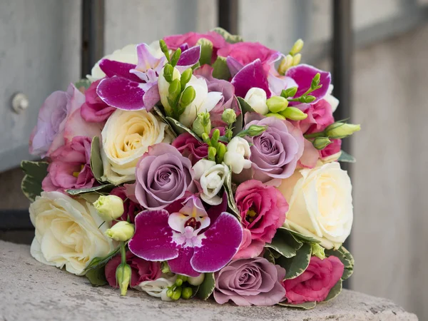 Hermoso Ramo Rosas Blancas Moradas Orquídeas Violetas Freesias Sobre Fondo —  Fotos de Stock