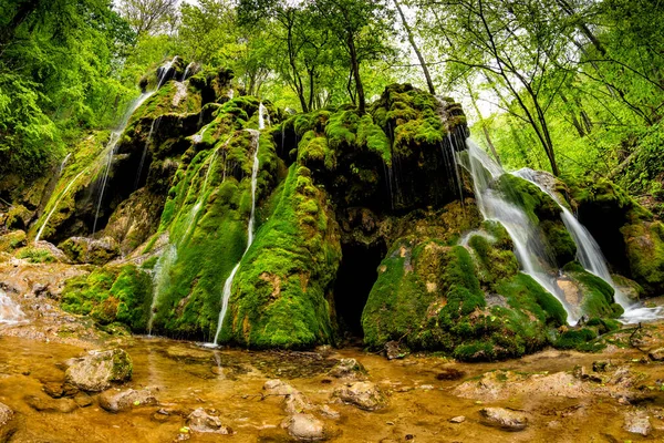 Krásný Vodopád Beusnita Lese Zeleným Mechem Okres Caras Severin Národní — Stock fotografie