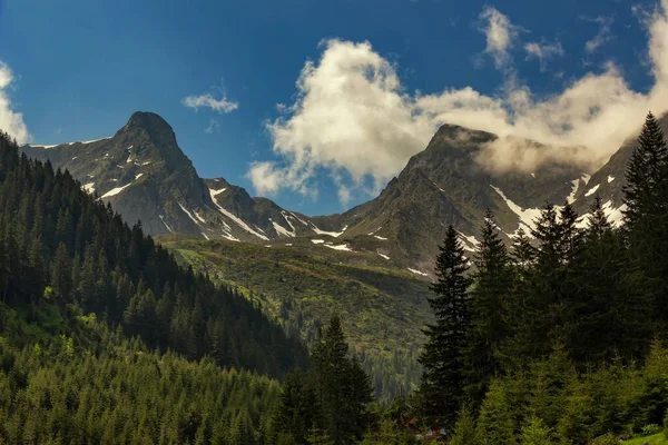 Beau Paysage Montagne Avec Des Nuages Blancs Sur Ciel Bleu — Photo
