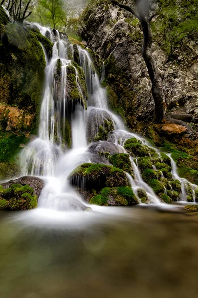 Longa Exposição Uma Bela Cachoeira Com Musgo Verde Beusnita Parque — Fotografia de Stock