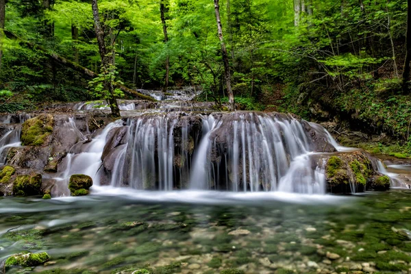 Hosszú Expozíció Egy Gyönyörű Vízesés Zöld Mohával Beusnita Cheile Nerei — Stock Fotó