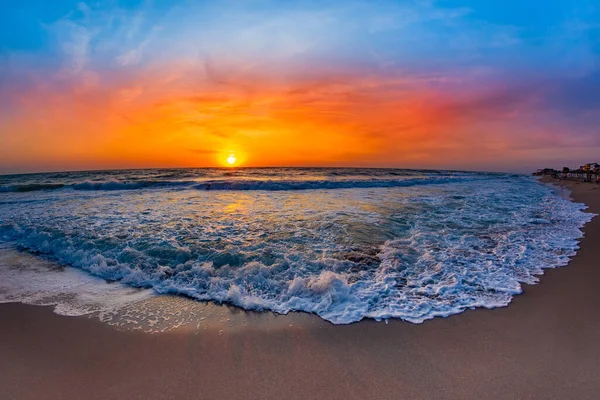 해변을 파도와 레이스 모양의 아침해뜨는 바다의 아름다운 루마니아 — 스톡 사진