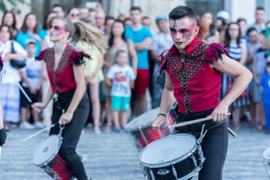 Bükreş, Romanya - Tarihi merkezde düzenlenen B-Fit Uluslararası Sokak Tiyatrosu Festivali sırasında Batucada Timba 'nın 13 Temmuz 2018 Şovu