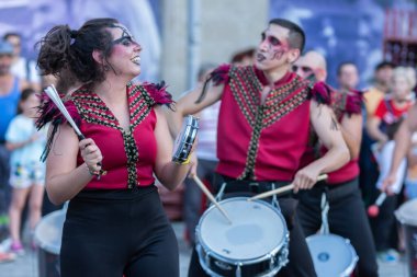 Bükreş, Romanya - Tarihi merkezde düzenlenen B-Fit Uluslararası Sokak Tiyatrosu Festivali sırasında Batucada Timba 'nın 13 Temmuz 2018 Şovu