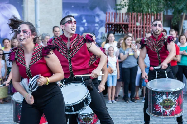 Bükreş, Romanya - Tarihi merkezde düzenlenen B-Fit Uluslararası Sokak Tiyatrosu Festivali sırasında Batucada Timba 'nın 13 Temmuz 2018 Şovu