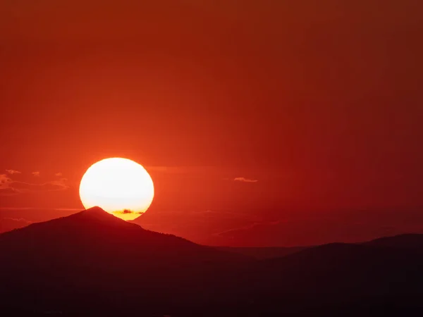 Gyönyörű Táj Nagy Lenyugvó Nappal Dombok Felett Konzul Mountain Razelm — Stock Fotó