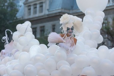 Bükreş, Romanya - 13 Temmuz 2018 Fransa, B-Fit Uluslararası Sokak Tiyatrosu Festivali, tarihi merkez