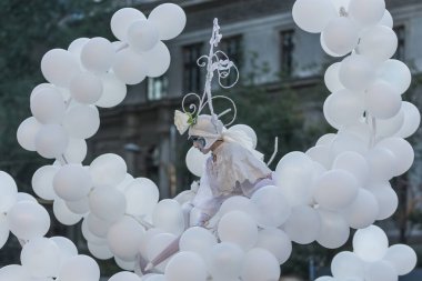 Bükreş, Romanya - 13 Temmuz 2018 Fransa, B-Fit Uluslararası Sokak Tiyatrosu Festivali, tarihi merkez