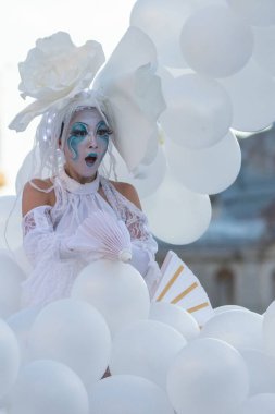 Bükreş, Romanya - 13 Temmuz 2018 Fransa, B-Fit Uluslararası Sokak Tiyatrosu Festivali, tarihi merkez