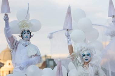 Bükreş, Romanya - 13 Temmuz 2018 Fransa, B-Fit Uluslararası Sokak Tiyatrosu Festivali, tarihi merkez