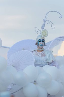 Bükreş, Romanya - 13 Temmuz 2018 Fransa, B-Fit Uluslararası Sokak Tiyatrosu Festivali, tarihi merkez