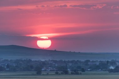 Büyük batan güneşi, Dobrogea, Romanya 'nın güzel kırsal manzarası