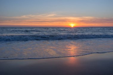 Kuzey Denizi, Petten, Hollanda, Hollanda üzerinde güzel ve renkli gün batımı gökyüzü