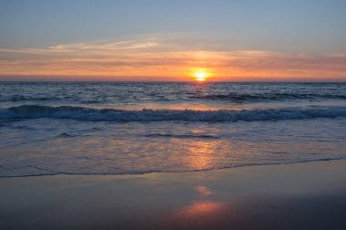 Kuzey Denizi, Petten, Hollanda, Hollanda üzerinde güzel ve renkli gün batımı gökyüzü