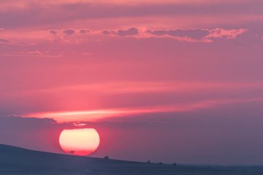 Büyük batan güneşi, Dobrogea, Romanya 'nın güzel kırsal manzarası