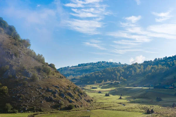 Romanya 'nın Hunedoara İlçesi, Fundatura Ponorului, Hunedoara İlçesi, eski evler ve saman yığınlarıyla sabah vakti güzel kırsal alanlar