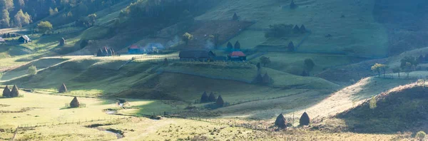 Schöne Ländliche Berglandschaft Morgenlicht Mit Alten Häusern Und Heuhaufen Fundatura — Stockfoto