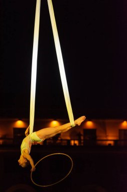 Bükreş, Romanya - 14 Temmuz 2018 İtalya 'dan Sonics in Wish Show, B-Fit Uluslararası Sokak Tiyatrosu Festivali, George Enescu Meydanı