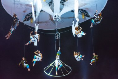 Bükreş, Romanya - 14 Temmuz 2018 İtalya 'dan Sonics in Wish Show, B-Fit Uluslararası Sokak Tiyatrosu Festivali, George Enescu Meydanı