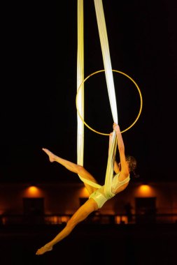 Bükreş, Romanya - 14 Temmuz 2018 İtalya 'dan Sonics in Wish Show, B-Fit Uluslararası Sokak Tiyatrosu Festivali, George Enescu Meydanı