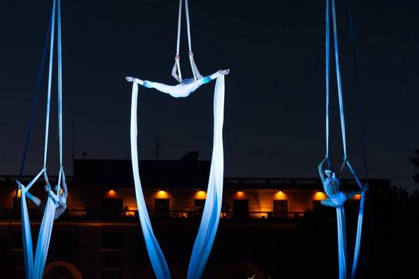 Bükreş, Romanya - 14 Temmuz 2018 İtalya 'dan Sonics in Wish Show, B-Fit Uluslararası Sokak Tiyatrosu Festivali, George Enescu Meydanı