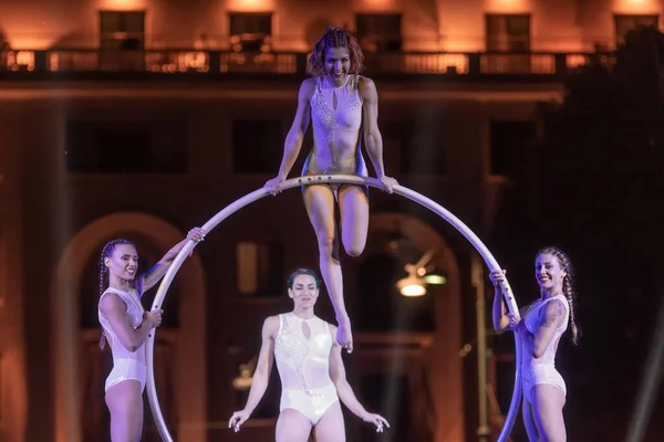 Bükreş, Romanya - 14 Temmuz 2018 İtalya 'dan Sonics in Wish Show, B-Fit Uluslararası Sokak Tiyatrosu Festivali, George Enescu Meydanı