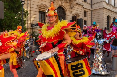 Bükreş, Romanya - 14 Temmuz 2018 Slovakya, B-Fit International Street Theater, tarihi merkez Orange Drummers Show