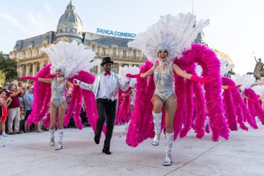 Bükreş, Romanya - 14 Temmuz 2018 Paris Sokak Kabaresi Şovu Fransa, B-Fit Uluslararası Sokak Tiyatrosu Festivali, Üniversite Meydanı