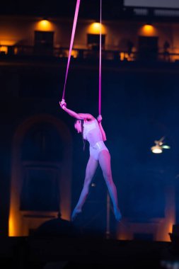 Bükreş, Romanya - 14 Temmuz 2018 İtalya 'dan Sonics in Wish Show, B-Fit Uluslararası Sokak Tiyatrosu Festivali, George Enescu Meydanı