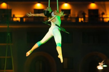 Bükreş, Romanya - 14 Temmuz 2018 İtalya 'dan Sonics in Wish Show, B-Fit Uluslararası Sokak Tiyatrosu Festivali, George Enescu Meydanı