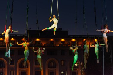 Bükreş, Romanya - 14 Temmuz 2018 İtalya 'dan Sonics in Wish Show, B-Fit Uluslararası Sokak Tiyatrosu Festivali, George Enescu Meydanı