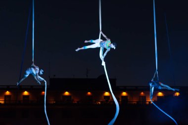 Bükreş, Romanya - 14 Temmuz 2018 İtalya 'dan Sonics in Wish Show, B-Fit Uluslararası Sokak Tiyatrosu Festivali, George Enescu Meydanı