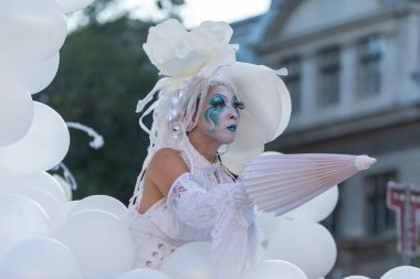 Bükreş, Romanya - 14 Temmuz 2018 Fransa, B-Fit Uluslararası Sokak Tiyatrosu Festivali, tarihi merkez