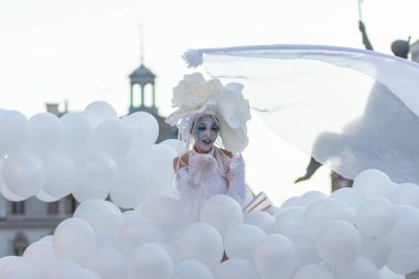 Bükreş, Romanya - 14 Temmuz 2018 Fransa, B-Fit Uluslararası Sokak Tiyatrosu Festivali, tarihi merkez