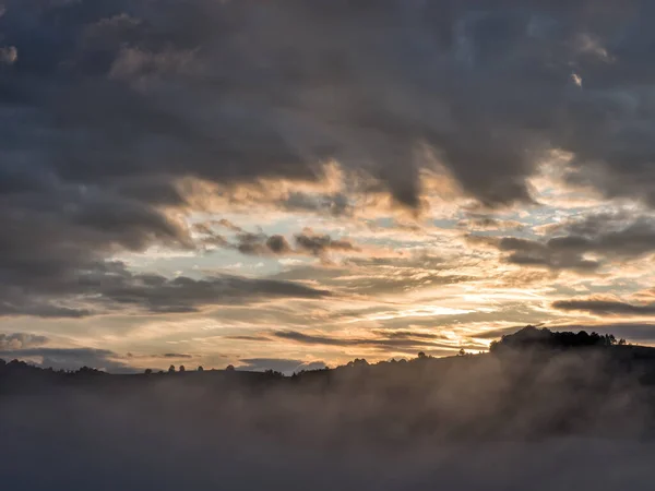 Schönes Sonnenaufgangslicht Über Den Gipfeln Der Berge Mit Baumsilhouetten Fundatura — Stockfoto