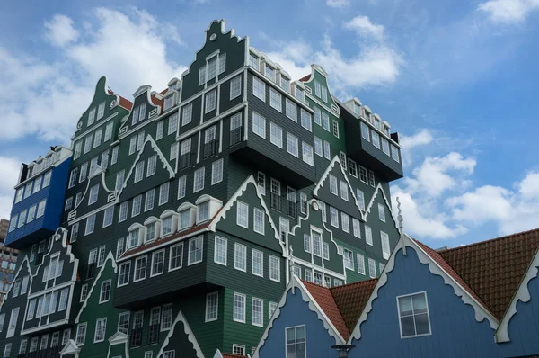 Όμορφο Κτίριο Χρωματισμένο Πράσινο Και Μπλε Μεγάλα Λευκά Παράθυρα Zaandam — Φωτογραφία Αρχείου