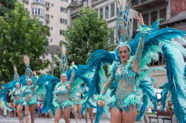 Bükreş, Romanya- 15 Temmuz 2018 İspanya, B-Fit Uluslararası Sokak Tiyatrosu Festivali, tarihi merkez Aquamarine dansçılarının gösterisi