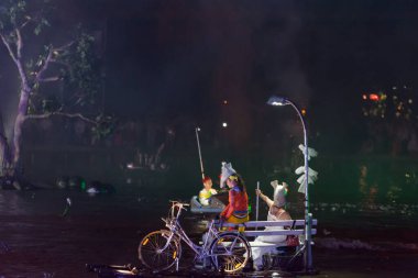 Bükreş, Romanya - 21 Temmuz 2018 Fransa 'dan Büyük Gece Su Geçidi, B-Fit Uluslararası Sokak Tiyatrosu Festivali, Cismigiu Park