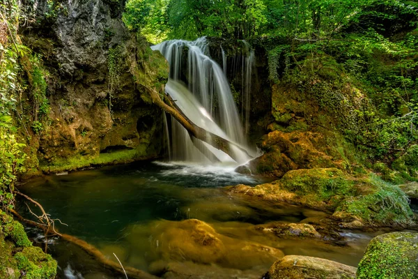 Dlouhá Expozice Krásného Vodopádu Vaioaga Zeleným Mechem Beusnita Cheile Nerei — Stock fotografie