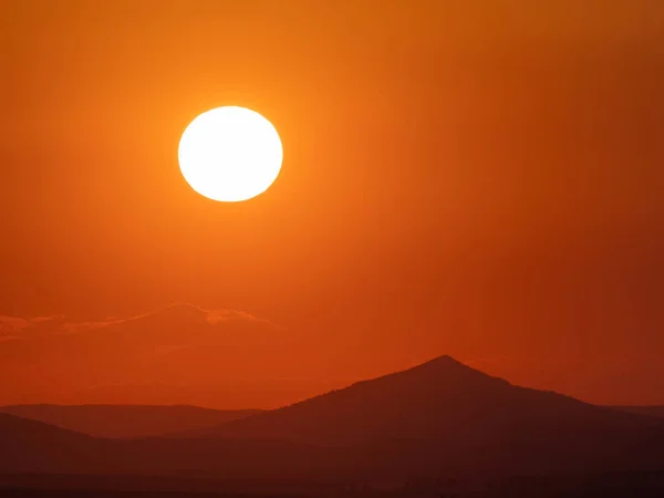 Piękny Krajobraz Dużym Słońcem Nad Wzgórzami Góra Konsula Jezioro Razelm — Zdjęcie stockowe