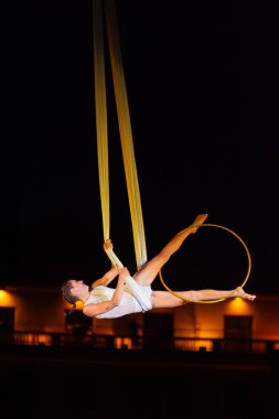 Bükreş, Romanya - 14 Temmuz 2018 İtalya 'dan Sonics in Wish Show, B-Fit Uluslararası Sokak Tiyatrosu Festivali, George Enescu Meydanı