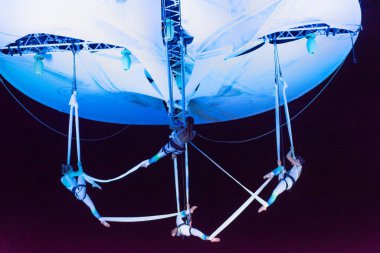Bükreş, Romanya - 14 Temmuz 2018 İtalya 'dan Sonics in Wish Show, B-Fit Uluslararası Sokak Tiyatrosu Festivali, George Enescu Meydanı